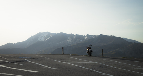 Österreich, Bundesland Salzburg, Motorrad auf Parkplatz an der Großglockner Hochalpenstraße, lizenzfreies Stockfoto