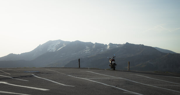 Österreich, Bundesland Salzburg, Motorrad auf Parkplatz an der Großglockner Hochalpenstraße - STCF00362