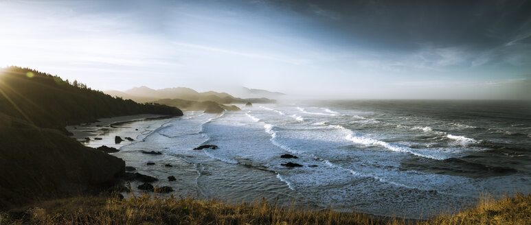 USA, Oregon, Cannon Beach bei Sonnenaufgang - STCF00372