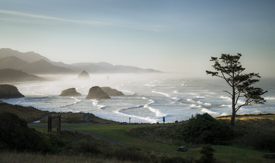 USA, Oregon, Cannon Beach bei Sonnenaufgang - STCF00373