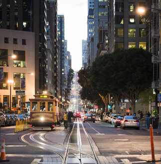 USA, Kalifornien, San Francisco, Kalifornien Straße bei Nacht - STC00387