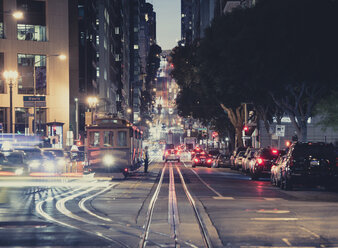 USA, Kalifornien, San Francisco, Kalifornien Straße bei Nacht - STCF00388