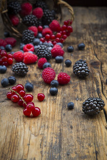 Verschiedene Beeren auf Holz - LVF06566