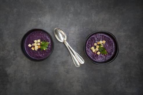 Schüssel mit Rotkohlsuppe, garniert mit Croutons - LVF06567