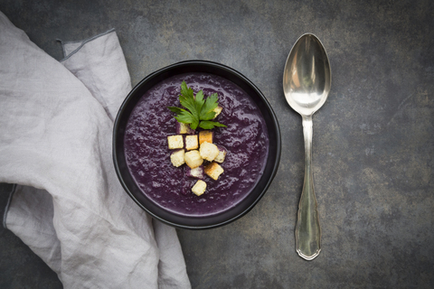 Schüssel mit Rotkohlsuppe, garniert mit Croutons, lizenzfreies Stockfoto