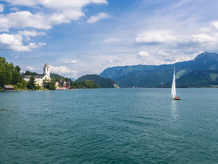 Austria, Salzkammergut, Salzburg State, Lake Wolfgangsee, St. Wolfgang, Sailing boat - AMF05583