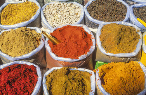 Indien, Goa, Curry-Gewürze auf dem Mapsa-Markt - JHEF00033
