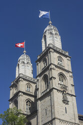 Schweiz, Zürich, Grosses Münster mit Schweizer Flagge - JHEF00034