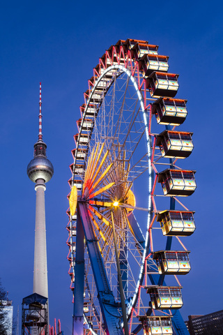 Deutschland, Berlin, Fernsehturm, Riesenrad auf dem Weihnachtsmarkt Alexanderplatz, blaue Stunde, lizenzfreies Stockfoto