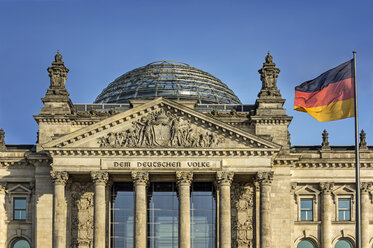Deutschland, Berlin, Reichstagsgebäude mit deutscher Flagge - JHEF00038