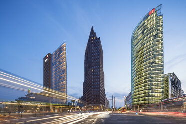 Deutschland, Berlin, Potsdamer Platz zur blauen Stunde - JHEF00041