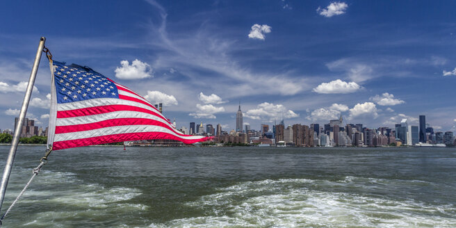 USA, New York, East River, amerikanische Flagge, Blick auf Midtown Manhattan - JHEF00043