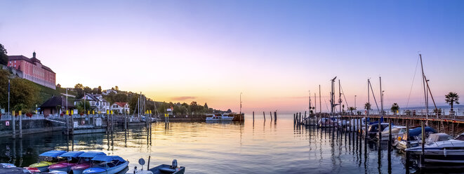 Deutschland, Baden-Württemberg, Bodensee, Meersburg, Landesweingut, Neues Schloss und Hafen am Abend - PUF01024