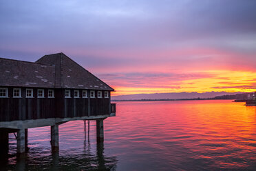 Schweiz, Kanton St. Gallen, Bodensee, Rorschach, Badehütte bei Sonnenuntergang - PUF01038