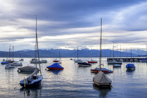 Deutschland, Baden-Württemberg, Bodensee, Wasserburg, Hafen mit Segelbooten am Abend, lizenzfreies Stockfoto