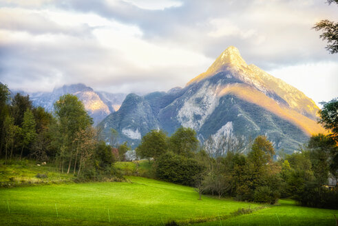 Slowenien, Bovec, Triglav-Nationalpark, Kanin-Tal im Herbst, Abendstimmung - CSTF01559