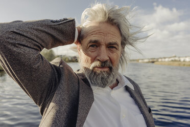 Porträt eines ernsten älteren Mannes an einem See - KNSF03334