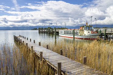 Deutschland, Bayern, Gstadt am Chiemsee, Steg - PUF01050