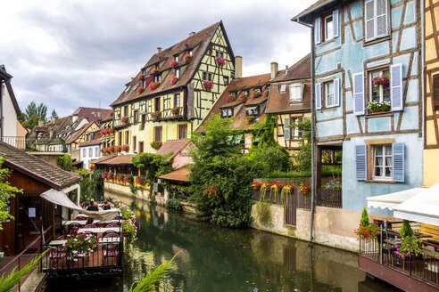 Frankreich, Colmar, Altstadt, Fachwerkhäuser in Klein-Venedig - PUF01052