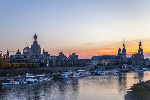 Deutschland, Sachsen, Dresden, Skyline am Abend - PUF01059