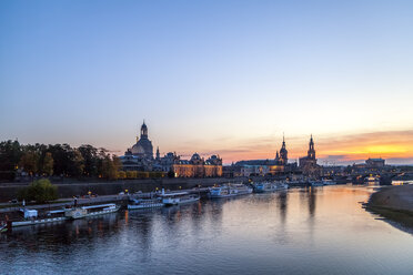 Deutschland, Sachsen, Dresden, Skyline am Abend - PUF01060