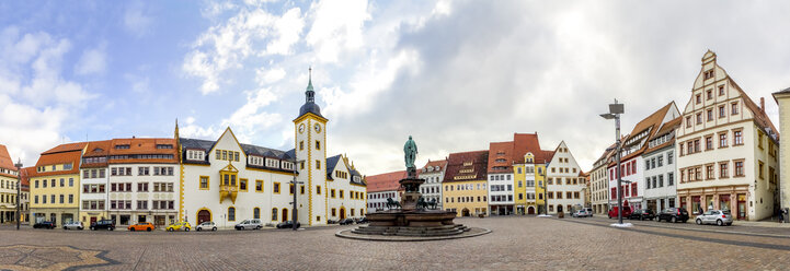 Deutschland, Sachsen, Freiberg, Panoramablick auf den Obermarkt - PUF01068