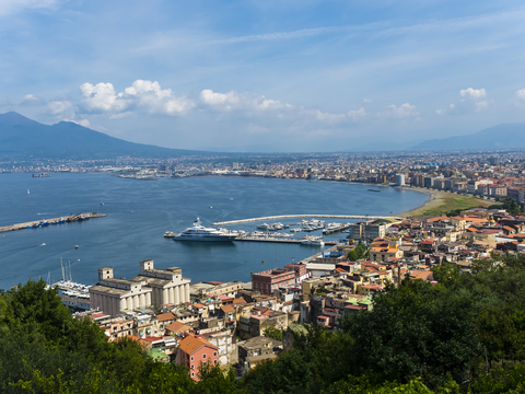 Italien, Kampanien, Neapel, Hafen, Golf von Neapel, Vesuv im Hintergrund, lizenzfreies Stockfoto