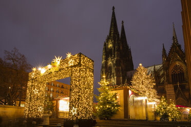 Germany, Cologne, Christmas market with Cologne Cathedral in the background - WIF03476