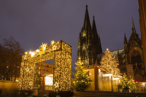 Deutschland, Köln, Weihnachtsmarkt mit dem Kölner Dom im Hintergrund - WIF03476
