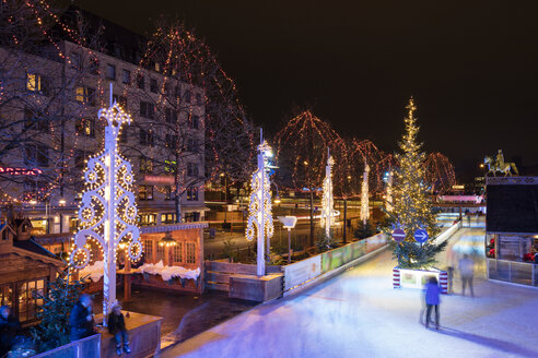 Deutschland, Köln, Blick auf den Weihnachtsmarkt mit Eislaufbahn am Heumarkt - WIF03478