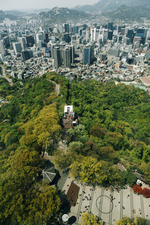 Südkorea, Seoul, Blick vom Seoul Tower auf die Stadt mit Namsan Park und Namsan Cable Car - GEMF01831
