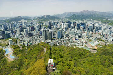 Südkorea, Seoul, Blick vom Seoul Tower auf die Stadt mit Namsan Park und Namsan Cable Car - GEMF01832