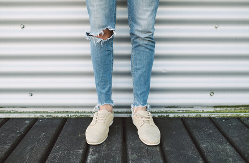 Beine eines Mannes in zerrissenen Jeans - RAEF01955