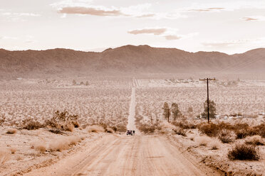 USA, California, Joshua Tree, a street through the desert of Joshua Tree - WVF00859