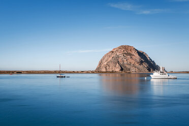 USA, Kalifornien, Morro Bay, Schiff im Hafen von Morror Bay - WVF00862