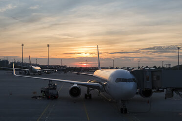 Deutschland, Bayern, München, Flughafen bei Sonnenuntergang - FOF09572