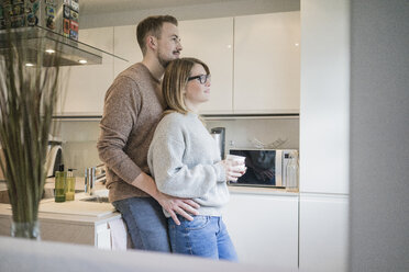 Zärtliches Paar in der Küche zu Hause stehend - MOEF00587