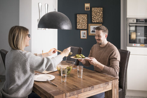 Ehepaar isst Salat am Esstisch zu Hause - MOEF00591