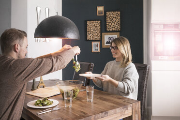 Couple eating salad at dining table at home - MOEF00593