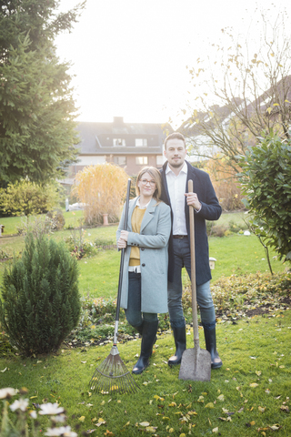 Porträt eines Paares im Garten im Herbst, lizenzfreies Stockfoto