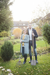 Porträt eines Paares im Garten im Herbst - MOEF00602