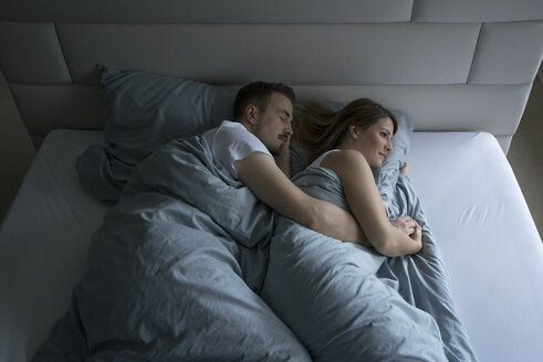 Draufsicht auf ein Paar, das zu Hause im Bett liegt - MOEF00614