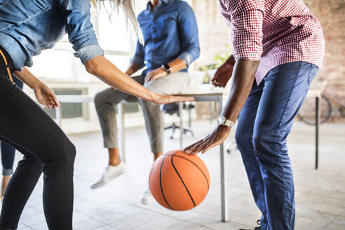 Kollegen spielen Basketball im Büro - HAPF02624