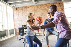 Kollegen spielen Basketball im Büro - HAPF02625