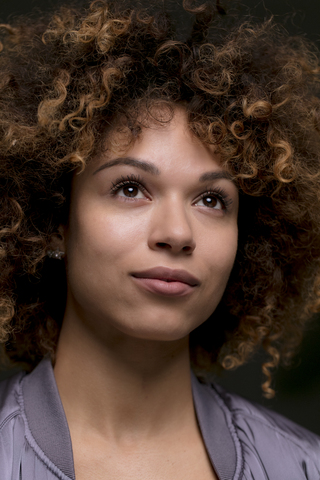 Porträt einer Frau mit lockigem Haar, lizenzfreies Stockfoto