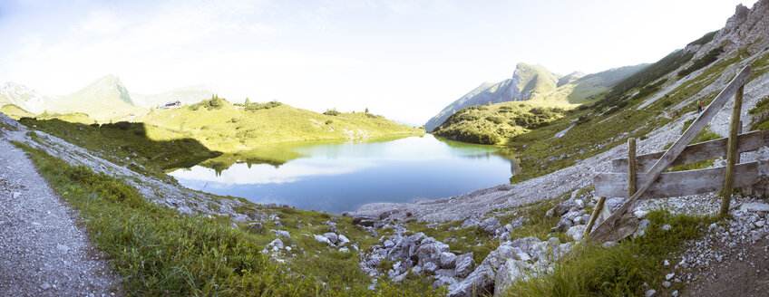 Österreich, Südtirol, Panoramablick auf Bergsee - FKF02852