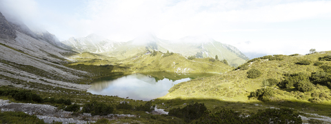 Österreich, Südtirol, Panoramablick auf Bergsee, lizenzfreies Stockfoto