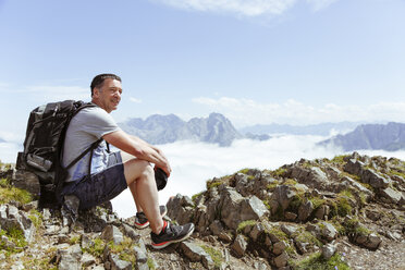 Österreich, Südtirol, Wanderer mit Blick auf die Aussicht - FKF02860