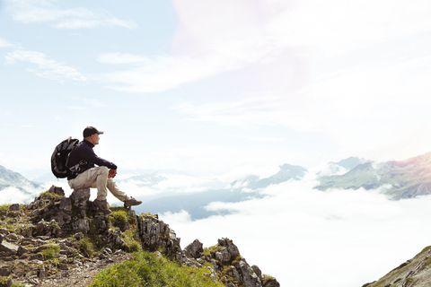 Österreich, Südtirol, Wanderer mit Blick auf die Aussicht, lizenzfreies Stockfoto