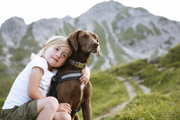 Österreich, Südtirol, junges Mädchen mit ihrem Hund - FKF02871